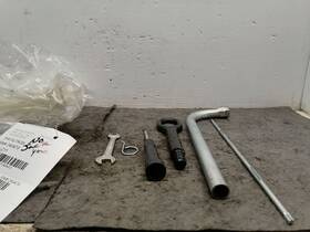 564.au1k08 Audi Jack And Tools Set Kit Fits 2008 Tt