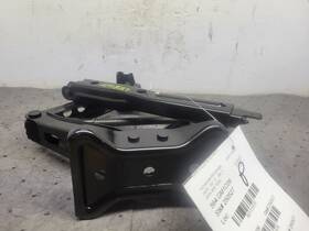 564.gm1c09 Chevrolet Cobalt 2009 Jack And Tool Kit 1721678