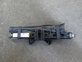 564.gm8l05 Chevrolet Truck Jack And Tool Kit Fits 05 Equinox