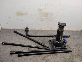 564.ch8c22 Dodge Truck 2022 Ram2500 Jack And Tools 1636406