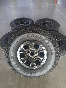 M2dz1007a Ford Bronco Wildtrak Wheels And Tire Set Of 5 17 Inch Gloss Black 315/70r17 Goodyear Mt Lt