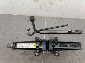 564.gm9h17 Gmc Truck Terrain 2017 Jack And Tools 1476056
