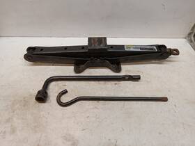 4c291 Honda 2004 Pilot Safety Jack Stand And Tire Iron Good Used