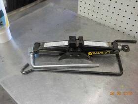 564.ki1b01 Kia Spectra 2001 Jack 76238