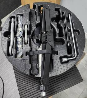 A1668901200 Mercedes-benz 13-16 Gl And 17-19 Gls Class Spare Tire Tool Kit Jack