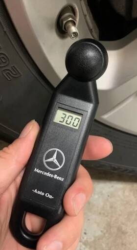 R1199 Mercedes-benz Electronic Easy On Tire Pressure Gauge Battery Powered Genuine Oem