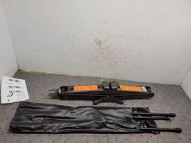 564.da1511 Nissan 2011 Frontier Jack And Tools 1617675