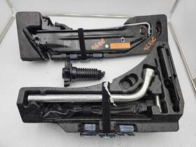 566.po1m15 Porsche 2015 Macan Spare Tire Jack With Foam Insert
