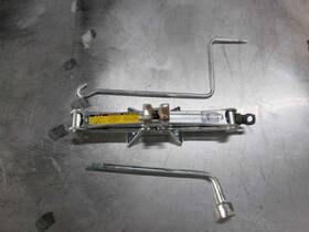 564.to1a02 Toyota Prius 2002 Jack 327221