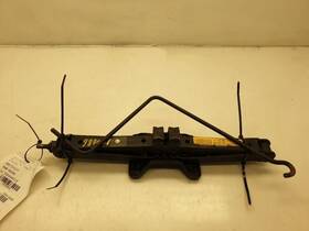 564.to1q11 Toyota 2011 Sienna Jack And Tool Kit