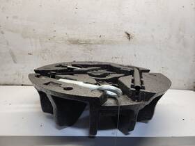 564.vo1j14 Volvo 2014 Xc60 Jack And Tools 1615897